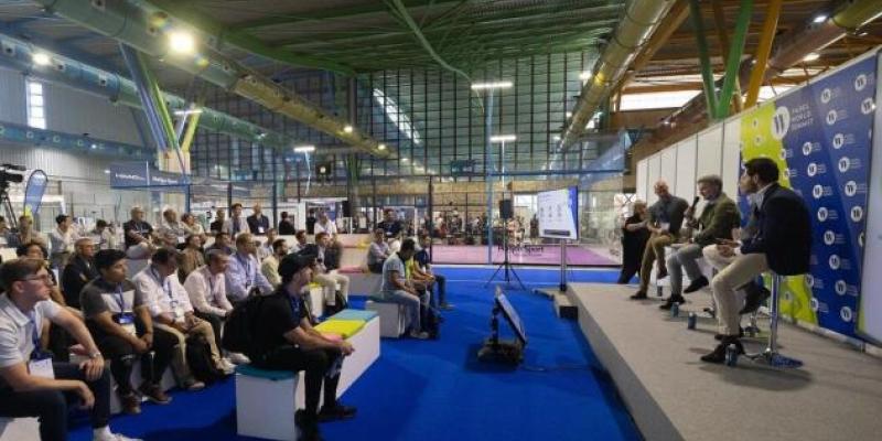 Imagen de la conferencia sobre pádel y empresas/Clúster Internacional Pádel PWS y el futuro del pádel