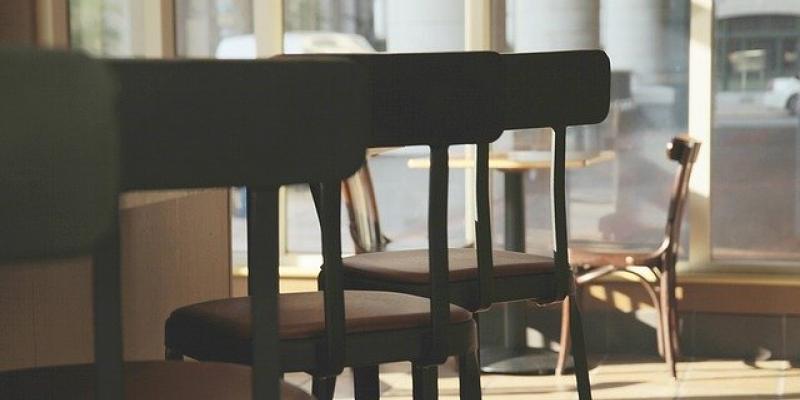 Imagen de un bar con todas las sillas vacías. Las pymes atraviesan momentos de incertidumbre y crisis económica.