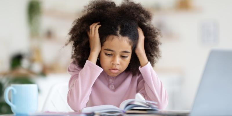 Niña con fobia escolar - Foto: Envato Elements Niña con fobia escolar