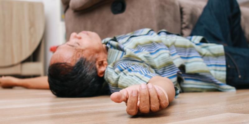 Pérdida de conocimiento - Foto: Envato Elements Hombre sufriendo una pérdida de conocimiento