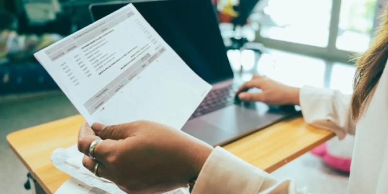 Repasando la nómina.