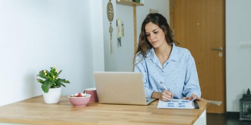 ¿Qué hemos aprendido desde marzo de 2020? Mujer teletrabajando / WESTEND61