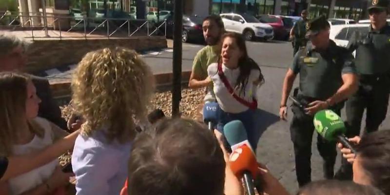 Valeria Quer defiende a su padre y se enzarda con su madre en la puerta de los juzgados. Familia Quer