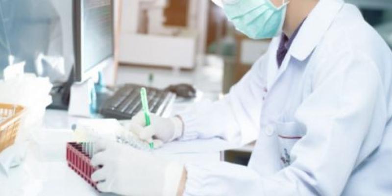 Imagen de un investigador científico/ConSalud.es Descubren una nueva forma de afrontar el cáncer de colon
