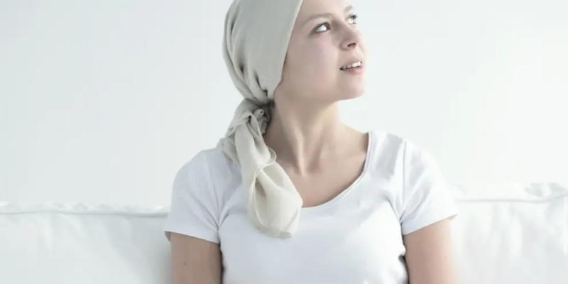 La mayoría de los efectos físicos que comúnmente se asocian con el cáncer son en realidad efectos adversos de la quimioterapia./ Photographee.eu Chica en un tratamiento de quimioterapia con un pañuelo en la cabeza