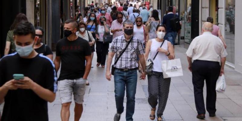 Personas pasean por la calle Major de Lleida. ACN