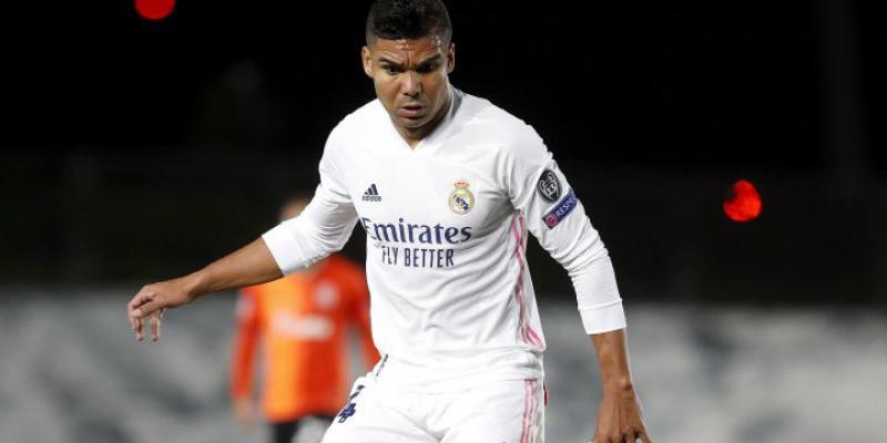 Real Madrid / AS El Real Madrid, salvado por la campana