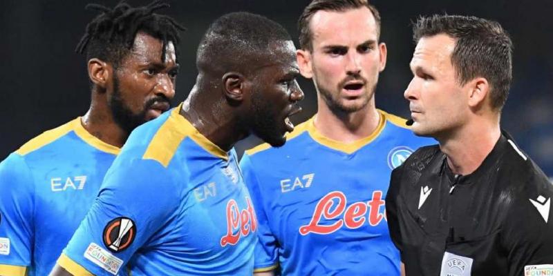 El jugador senegalés, Kalidou Koulibaly, protesta al árbitro tras recibir insultos racistas