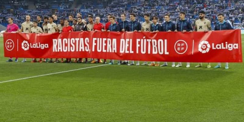 Imagen de varios futbolistas con una pancarta de no al racismo/Telemadrid Así reaccionan al racismo en el fútbol