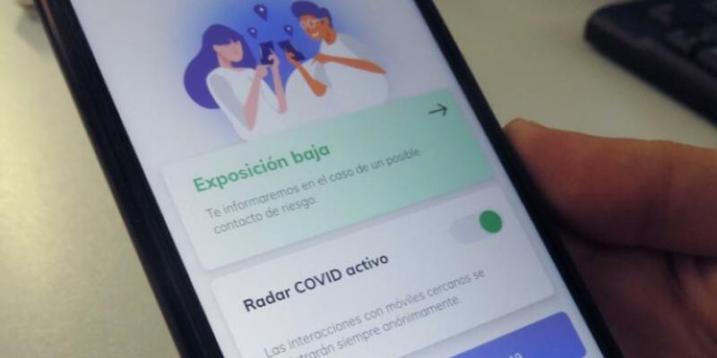 Aplicación Radar COVID en un smartphone / EL PAIS