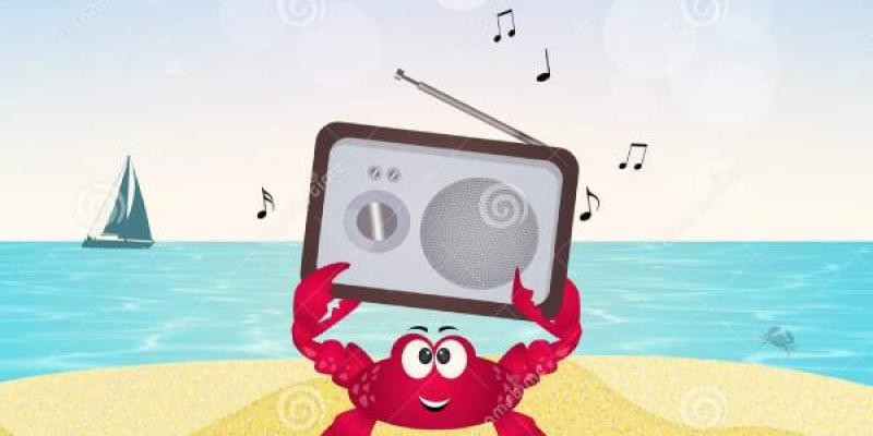 Un cangrejo en la playa sostiene un aparato de radio y se ven las ondas en e aire, unos barcos se ven al fondo 