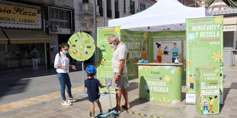 Imagen de un stand de Ecolec animando a la población a reciclar residuos electrónicos