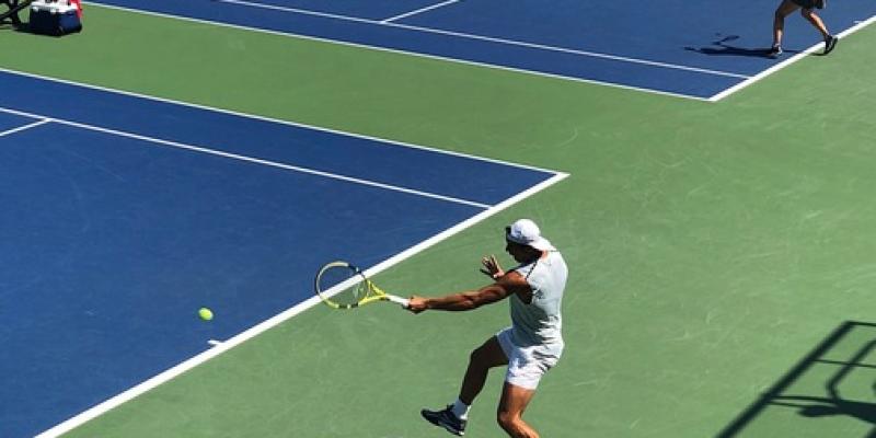 Imagen de Rafa Nadal en un partido de tenis/envatoelements Rafa Nadal se retira del tenis profesional