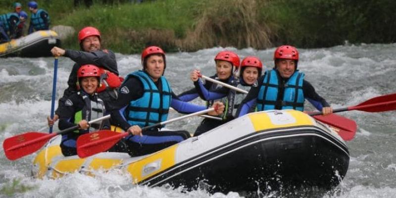 Imagen de un grupo de personas haciendo rafting/Estiber ¿Qué es el rafting y dónde practicarlo?
