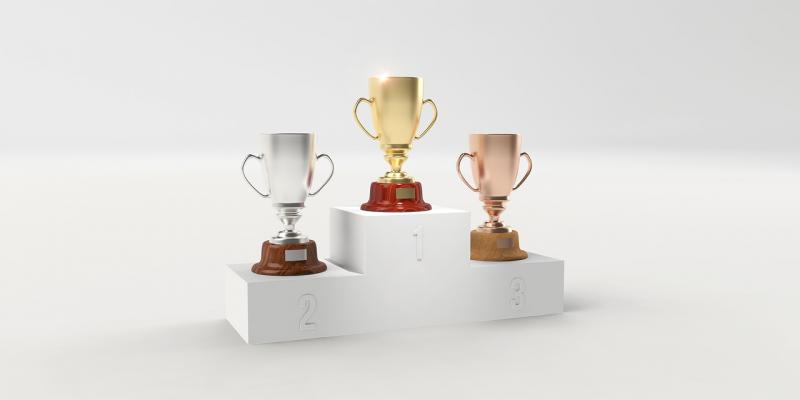 Pódium empresarial - Pixabay Es un pódium blanco con tres copas colocadas en orden de ganador