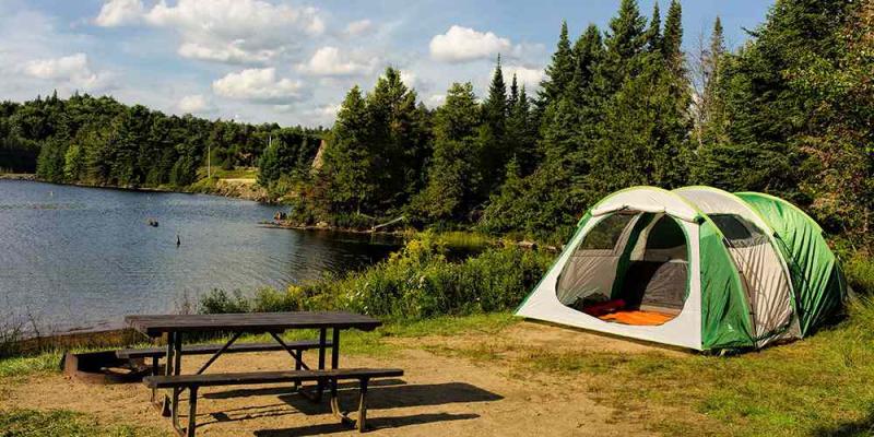 Tienda de campaña en un camping en plena naturaleza