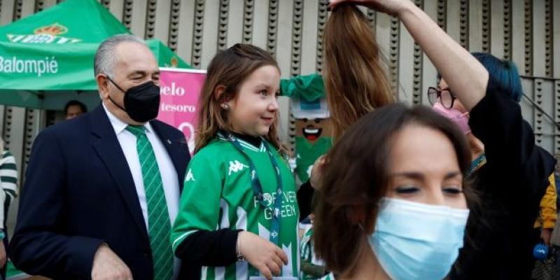 Imagen del evento solidario durante el partido del Betis Donación de pelo durante el partido de Real Betis-Celta de Vigo