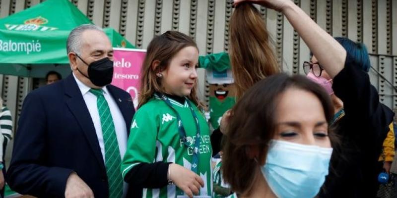 Donación de pelo durante el partido de Real Betis-Celta de Vigo