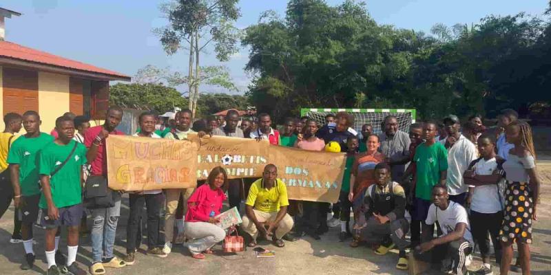 Imagen de jóvenes de Guinea Ecuatorial con material deportivo/Real Betis Balompié La Fundación Real Betis traslada el deporte a Guinea Ecuatorial