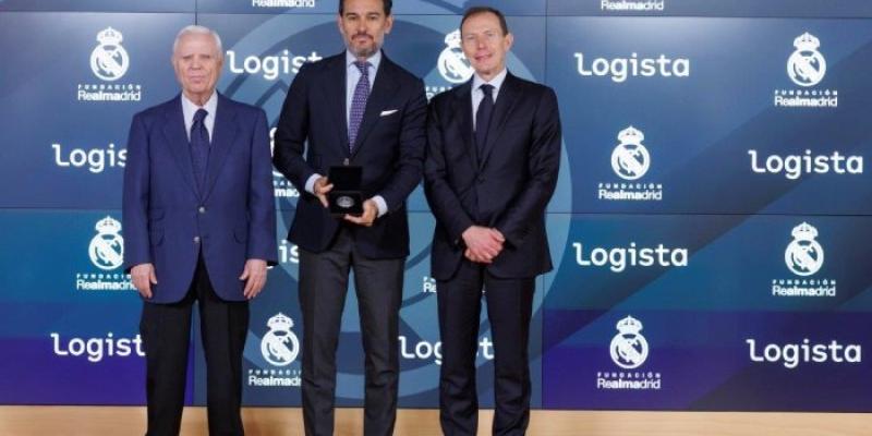 Menores con discapacidad | Foto de la Fundación Real Madrid Foto de familia de los firmantes del acuerdo