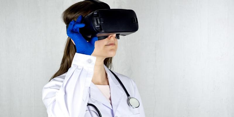 Imagen de una persona con unas gafas de realidad virtual/UOC Consecuencias de las gafas de realidad virtual
