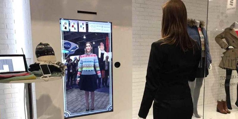 Realidad virtual / ARDev Mujer prueba la realidad virtual en una tienda de ropa