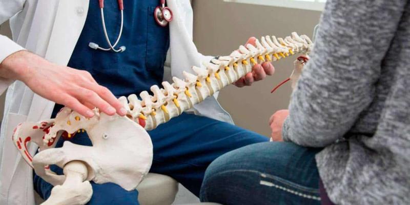Imagen de un médico con un paciente/Atlas Vital Realidad virtual para el dolor lumbar y cervical