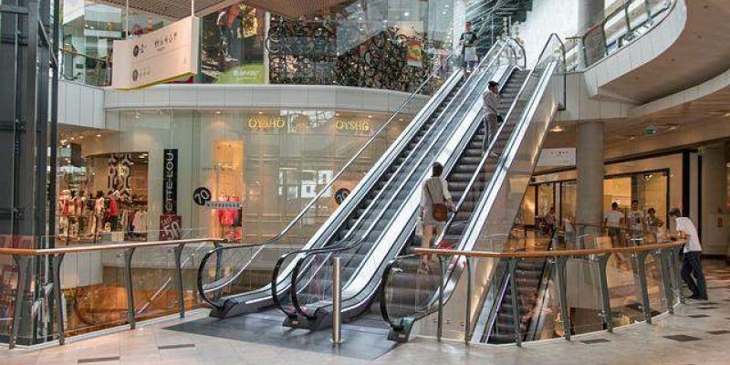 Los centros comerciales se preparan para las rebajas - Pixabay Un centro comercial con tiendas en rebajas