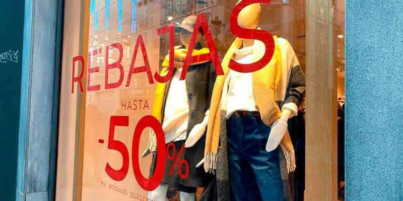 Imagen de un cartel de rebajas/Aragón Digital Las rebajas de enero dan lugar a más contratos laborales