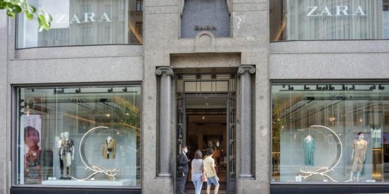 Imagen sobre las rebajas / Europa Press Varias personas entran a una tienda Zara / Europa Press