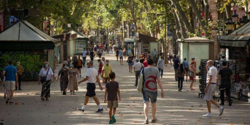 Rebrotes en España Gente paseando por la calle