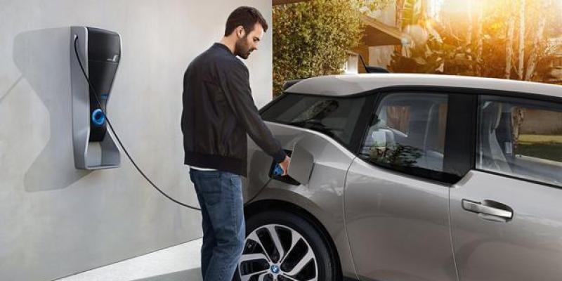 Chico recargando su coche eléctrico / Elcorreo.com