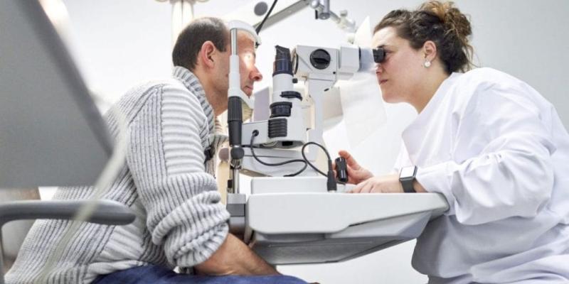 Imagen de una persona revisándose la vista/Motor16 Las nuevas pruebas del reconocimiento médico de la DGT