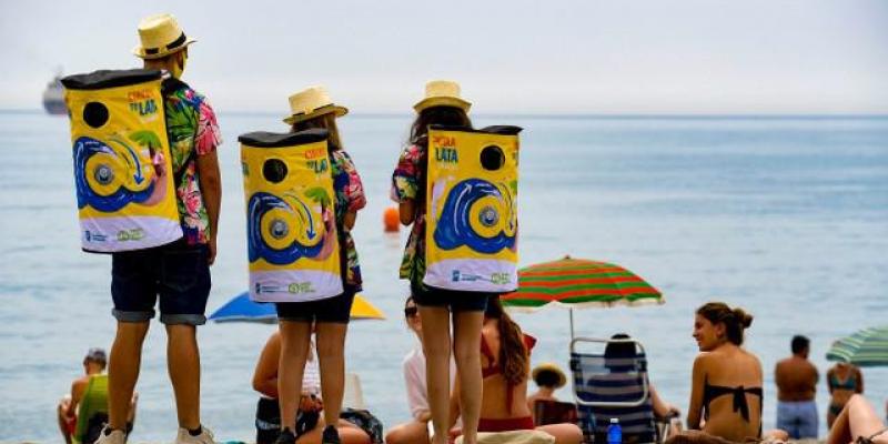 Reciclaje en la playa. Campaña de reciclaje de latas
