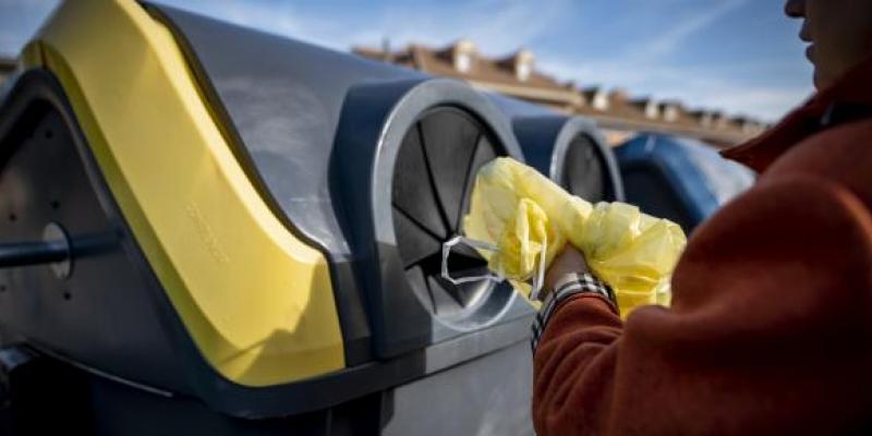 Persona practicando el reciclaje de envases/ Ecoembes Aumenta el reciclaje de envases