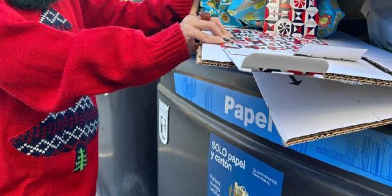 Ciudadano reciclando papel y cartón