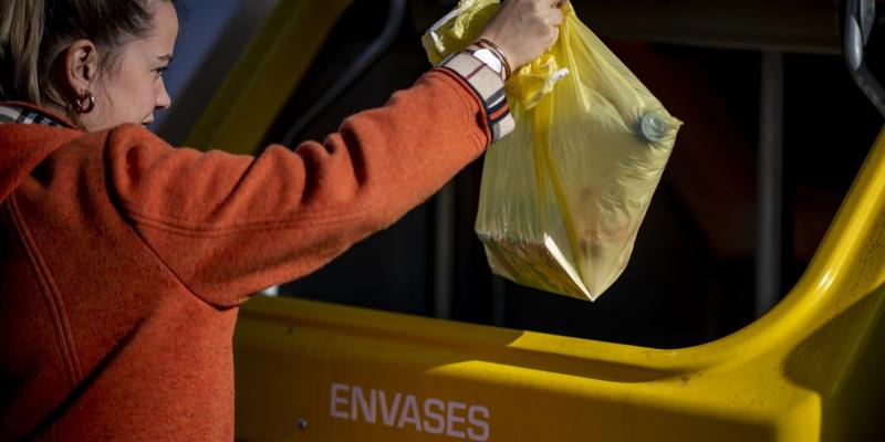Una joven deposita residuos de envases en el contenedor amarillo | Foto de Ecoembes para Servimedia Una joven deposita residuos de envases en el contenedor amarillo | Foto de Ecoembes