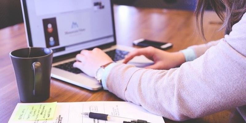 Las clases online han provocado problemas posturales en los alumnos Estudiantes con ordenador/Pixabay