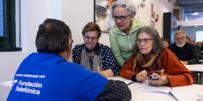 Tres mujeres atienden la explicación de una formadora del taller 'Reconectados' de Fundación Telefónica 
