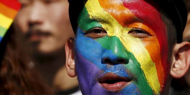 Imagen de una persona con la cara pintada de los colores LGTBI / Imagen de Amnistía Internacional