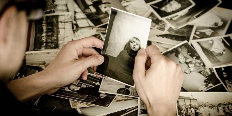 Imagen de una persona viendo fotos de recuerdo/Alicia García Aguiar Recuerdos y memoria
