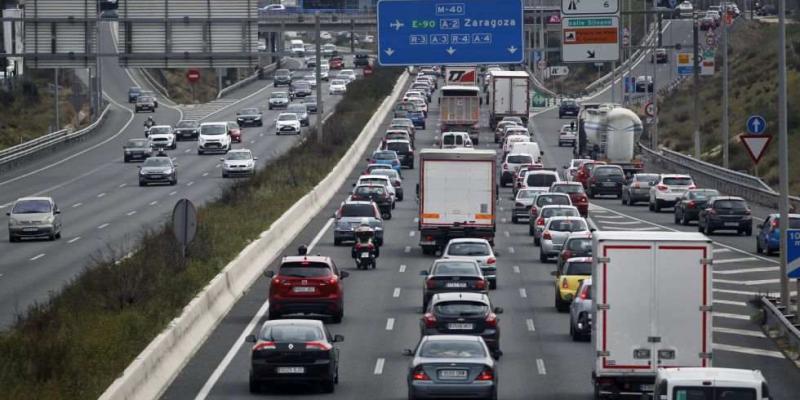 Atasco de coches ante la apertura de comunidades / EFE