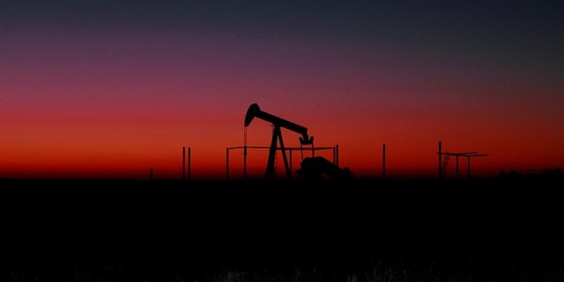 El planeta Tierra no puede regenerar los recursos naturales. Imagen de una extractora de petróleo