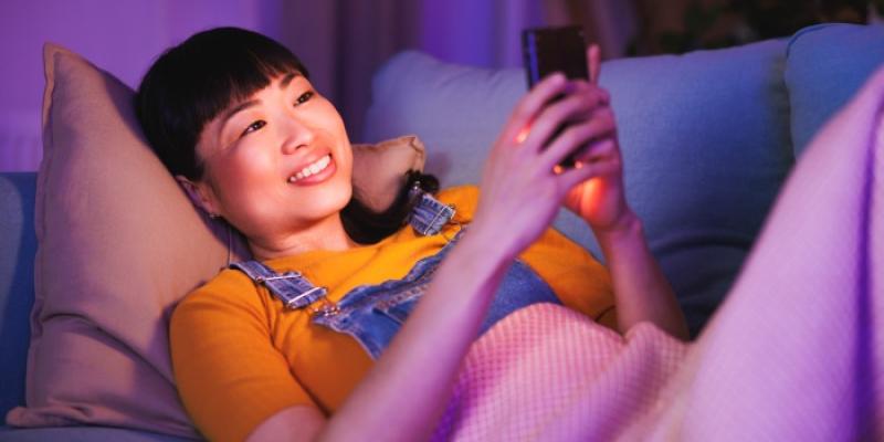 Mujer en app para elegir pareja - Envato Elements Mujer con un móvil eligiendo pareja