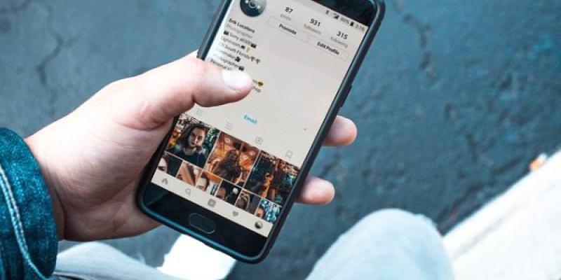 Redes sociales / Pixabay Mano de una persona con un teléfono móvil navegando por redes sociales