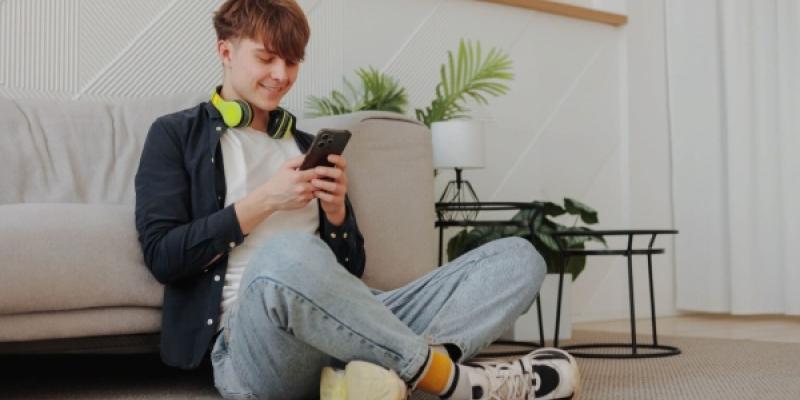 Adolescente con el móvil entrando en sus redes sociales