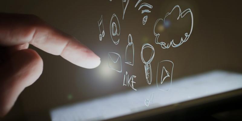 Redes sociales / Pixabay Mano de una persona con una tablet