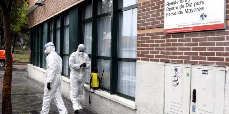 EFE Miembros de la UME en labores sanitarias en residencias de mayores