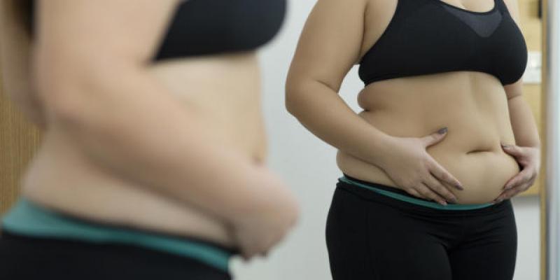 Imagen de una persona agarrándose la barriga/Yahoo Vida y Estilo Lo que debes saber sobre una reducción de estómago