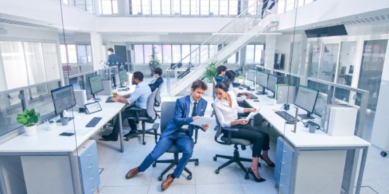 Jornada laboral | Foto de 123rf/gorodenkoff Trabajadores en una oficina
